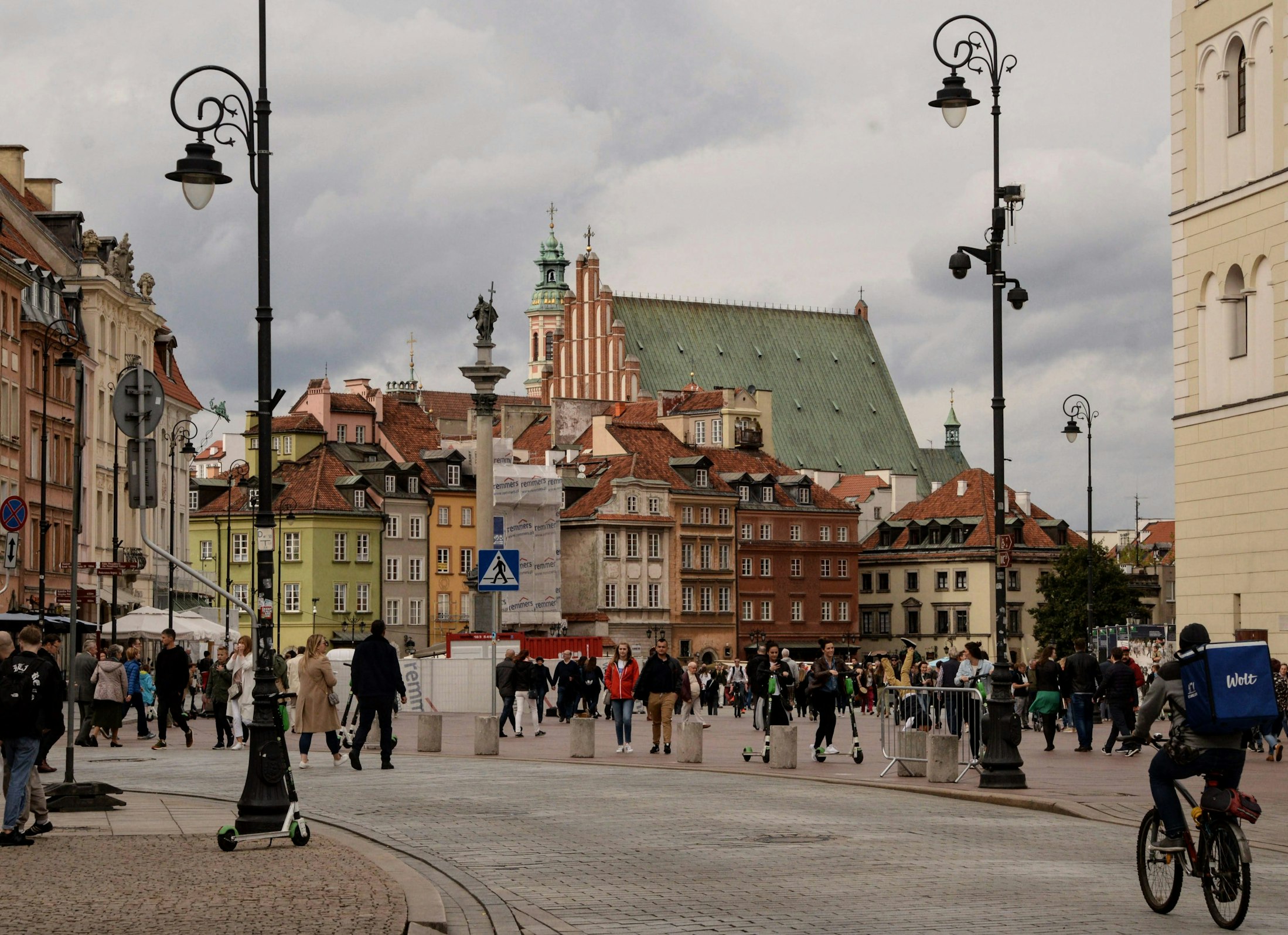 Bariery miejskie - więcej niż stal i farba. Jak mała architektura kształtuje wielkie miasta